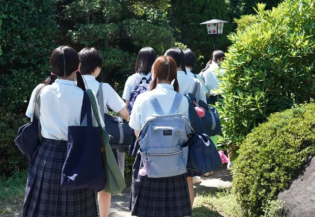 ユーザーさんに企画を募集… 修学旅行でちょっとだけ大胆になったひよこビッチ達