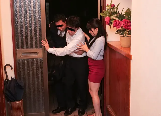 倦怠期気味の夫婦の家に招… 泣きながら囁き淫語で部下を誘惑する上司の妻