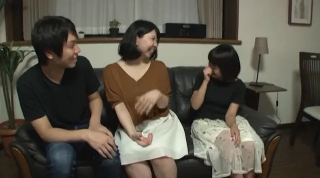 いやらしい匂いを撒き散ら… 幼なじみの母親と筆下しを見た娘 夜○い母娘連続中出し