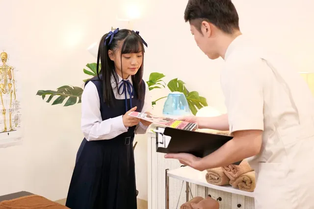 女子○生は無料でマッサー… おもらし敏感ロ●ッ娘性感エステ