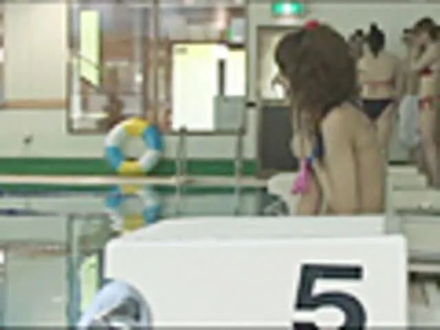 水着モニターとしてダマさ… 恥女！ 羞恥！水に溶けるビキニ2009 プール・公園編