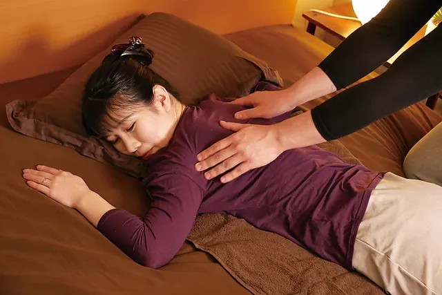 疲れた身体をマッサージし… 息子が母親の身体をマッサージ中に半ケツにしたら…2
