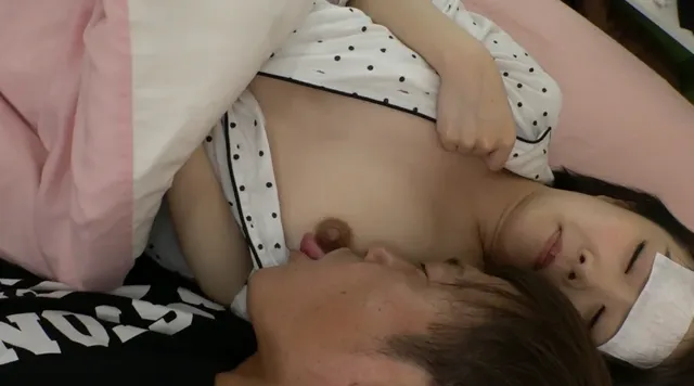 風邪をひいて寝込んでいる… JK 妹 素股生挿入 渡辺まお