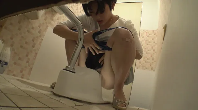 公衆トイレで欲情するド変… 公衆トイレ欲情 メス汁ドロドロ溢れ流すオナニー○撮