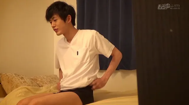 色白つるつる肌の少年の様… オトコノコのオナニー てつや君24歳