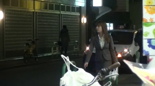駅を歩くチナミさんのおし… サディヴィレナウ！ チナミ