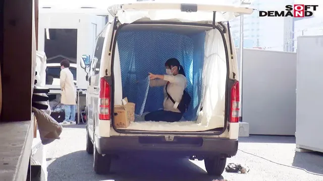 業務中の女子社員に突撃し… 撤収作業中の女ADに突撃・野球拳！制作部新岡なつみ