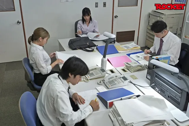 会社で下品に喉を鳴らしザ… ごっくんペット化首輪