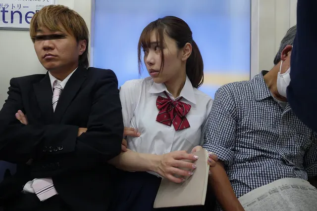通学途中の女子○生の太も… 満員電車で目の前に座るJ○にフル勃起を見せつけたら