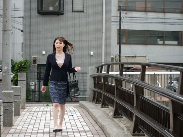 同僚のチクハラで仕事に集… チクハラOL 同僚がノーブラ透け乳首で誘惑してくる