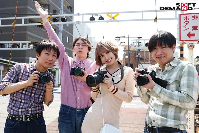 オタクな童貞大学生。そん… オタサーのギャル サークル仲間3人の童貞を奪ってくれた