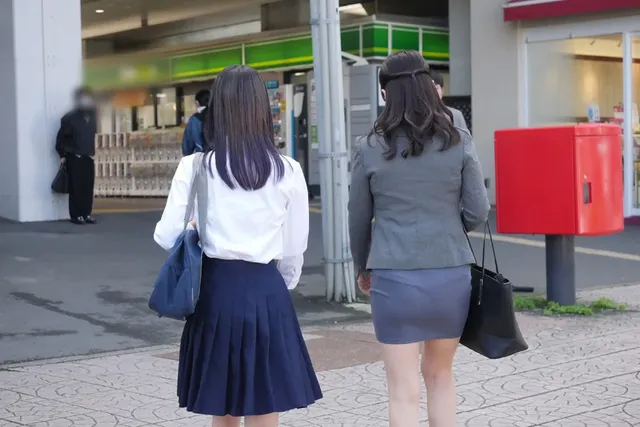 巨尻女と娘が電車に乗り込… 愛液を垂れ流し絶頂が止まらない巨尻母 感度がいい奥様