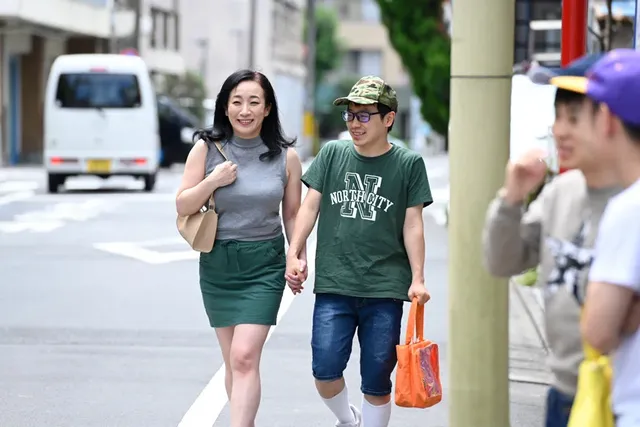 引っ越しで息子に友達がで… 息子の友達に性処理させられザーメンまみれ 美原すみれ