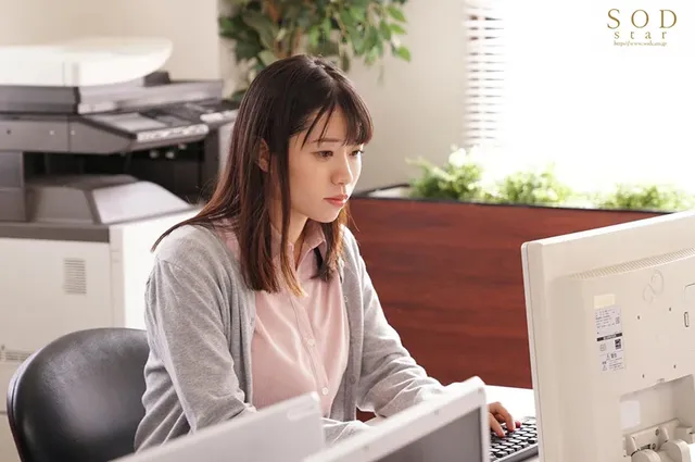 会社でも空気みたいな地味… 「本当の私は、エッチが大好きな変態です。」 浜辺栞帆