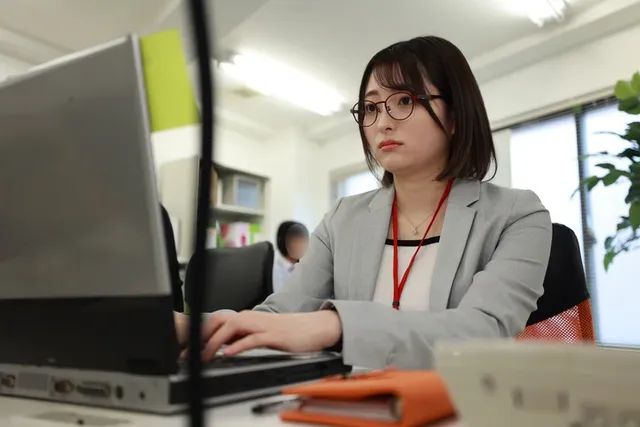 同じ部署の後輩で僕のセフ… 【職場でヤレる女】 営業部 葵 24歳