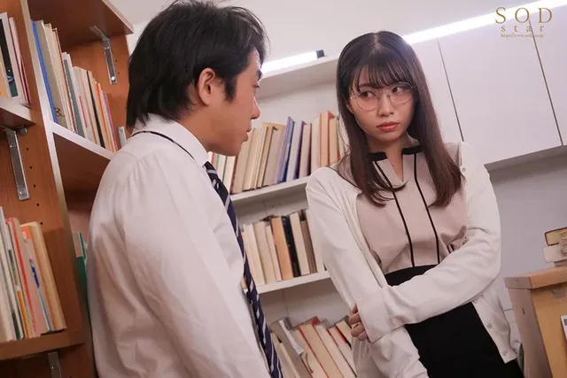 普段は物静かに図書館で働… 物静かでマジメな図書館司書のお姉さん。浜辺栞帆