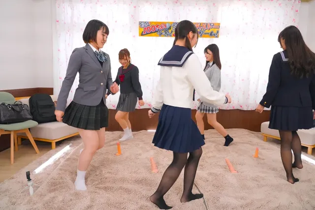 制服美少女5人vsいろん… お年玉争奪 チキチキ極太ディルド椅子取りゲーム！