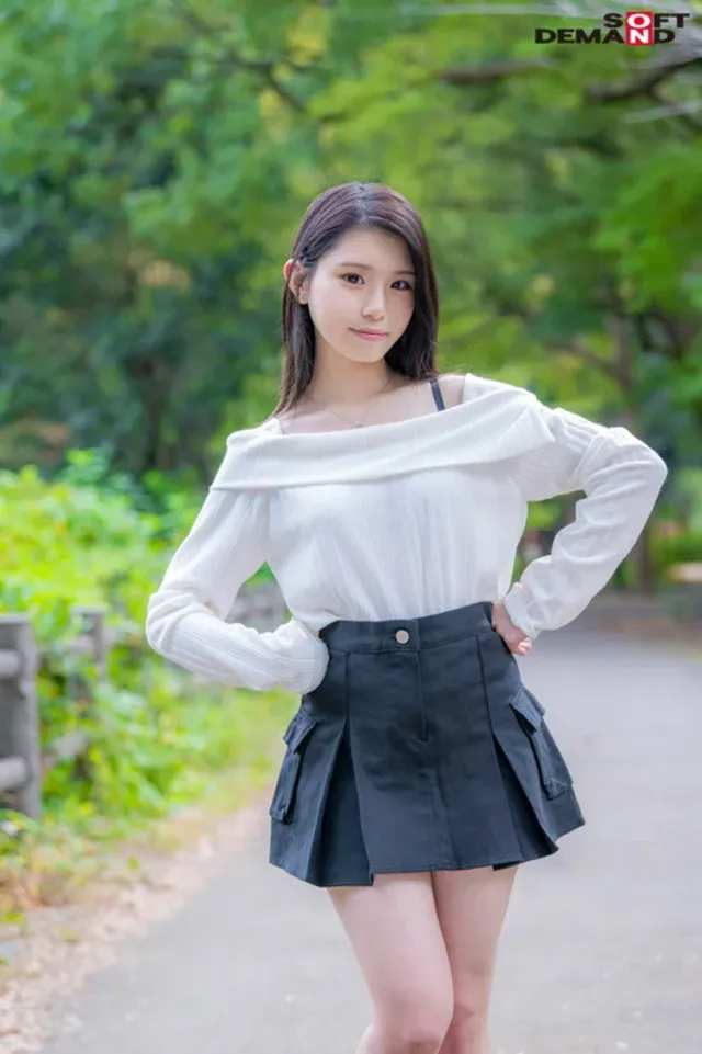 しっとり黒髪と大きな黒目… 【初撮り】元子役の大学1年生 もかちゃん・18歳