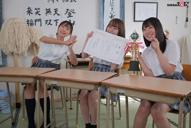学生が誠心誠意、裸一貫で… 熱血！全裸書道ガールズ！ 女子全裸書道部に密着
