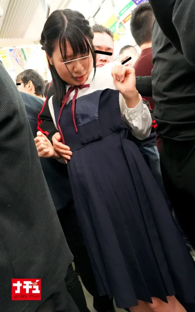 満員電車の片隅で繰り広げ… 電車しゃぶらせ顔射サークル