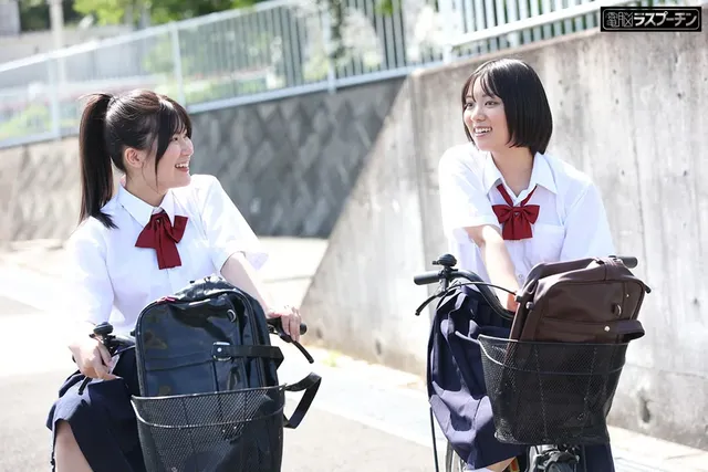 自転車通学中の美少女を追… 野ション女子生徒連鎖開脚拘束おしっこ噴射4 もなみ鈴