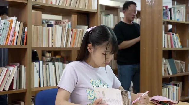 夏の図書館でウブそうな幼… 図書館で夏休み中の私服J○を尾け回して～ひなちゃん編