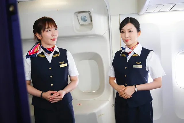 機内で優しくしてくれたC… キスを断られた美人CAを仕事終わりに待ち伏せ！