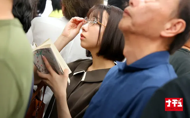 満員電車で出会ったのはシ… 対面羞恥でベロキス発情娘5 隠れ肉食地味JD