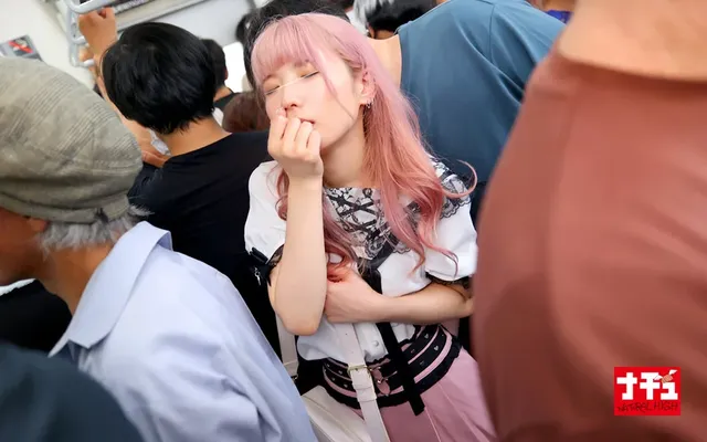 短いほど可愛い！？大混雑… ミニスカ生足羞恥8 短いスカートをめくってやりまくれ！