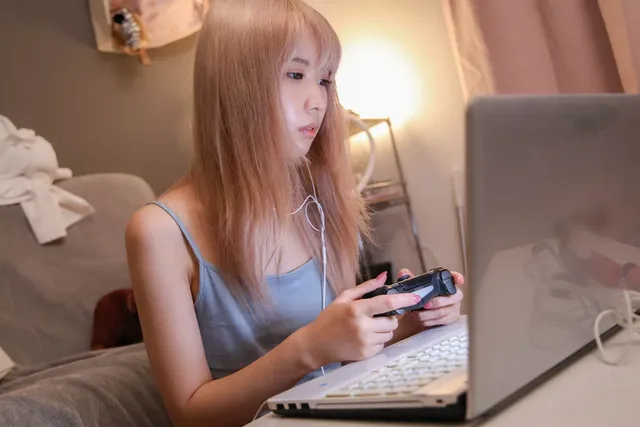オンラインゲームで出会っ… オンラインゲームで出会った子がまさかのビッチギャル4