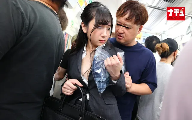 可愛い女子大生が!エリー… 着せ替え羞恥電車2 下品な服で何日もやられた気弱娘