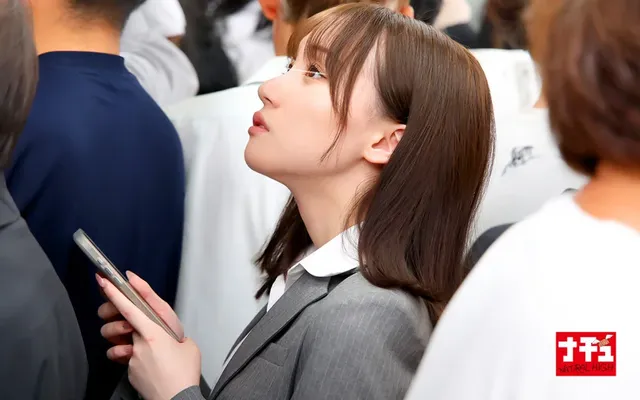 満員電車でスーツが似合う… パンスト穴あけ指入れで感じまくる美脚女3 美白デカ尻OL