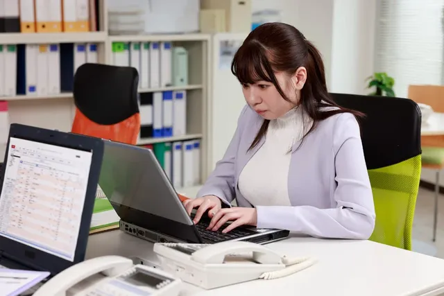 圧巻のIカップで社員たち… 巨乳こそ正義 新卒社員はIカップで敏感体質