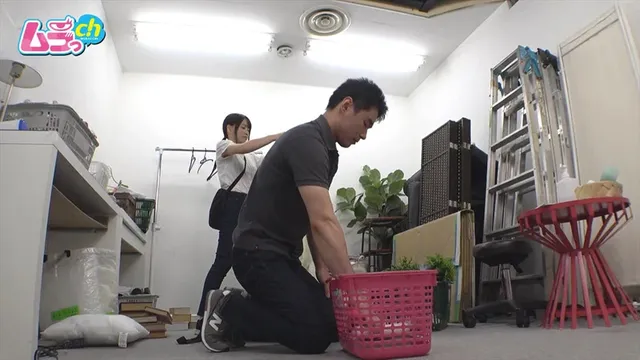 深夜、AV会社の倉庫でロ… ニンゲン観察 エログッズ宝庫なAV会社の倉庫で誘惑