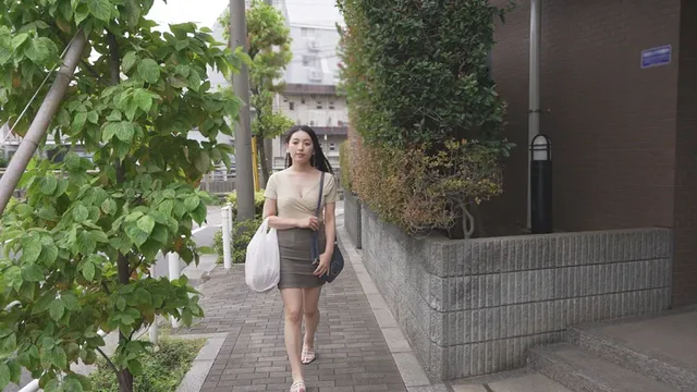 結婚8年目で○供にはなか… セックスレスで性欲を持て余した美人妻 紗々原ゆり