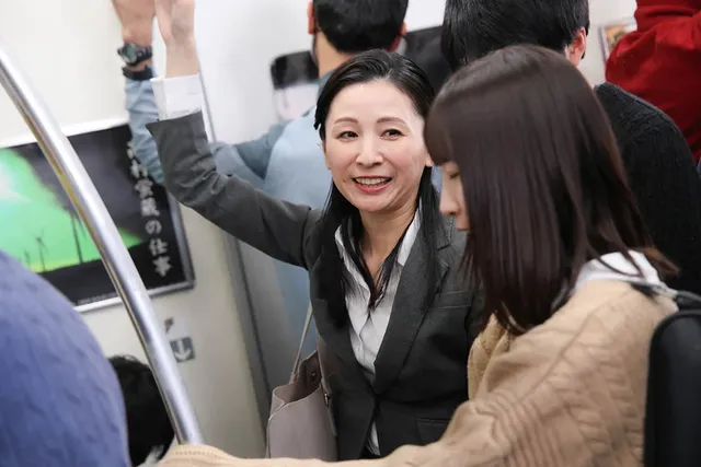 娘と電車に乗っている巨尻… 我が子の前で触られ絶頂が止まらない巨尻母VOL.4