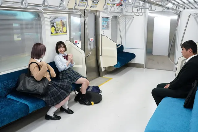 最終電車で女●●生と2人… 最終電車で痴女とまさかの2人きり！3 えな