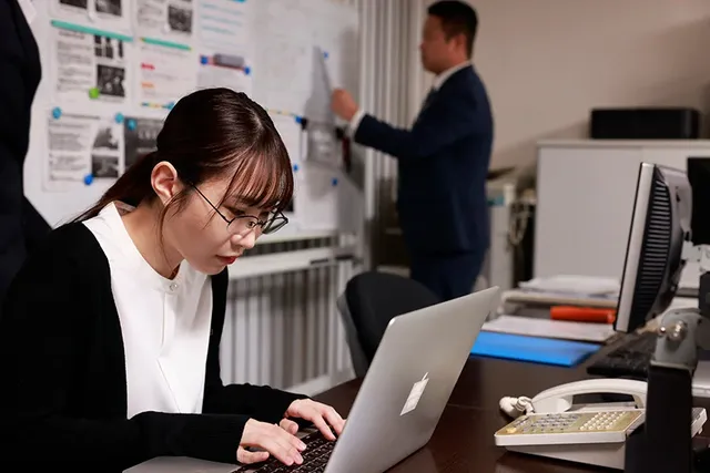 会社では陰キャで人見知り… 地味な先輩とのSEXがドストライクすぎて…五十嵐清華