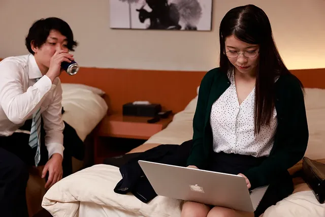 会社では陰キャで人見知り… 地味な先輩とのSEXがドストライクすぎて…浜辺栞帆