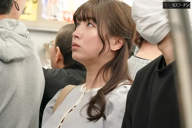 特大のホルスタイン乳をブ… 満員電車で羽交い絞め乳首開発される美女2 橘内ひなた