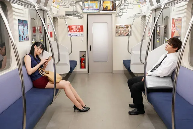 人気もない夜の電車に乗る… 最終電車で痴女とまさかの2人きり！スレンダー美女