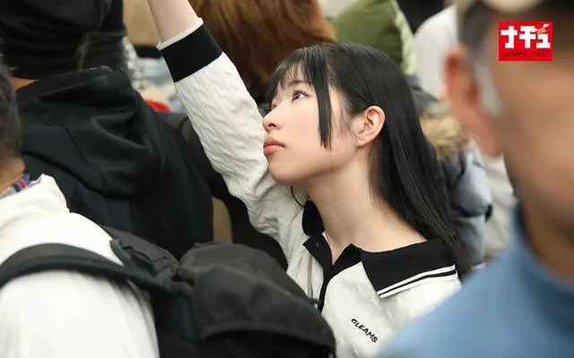 混み合う電車内で発見した… 乳首開発電車 小柄AAカップ娘