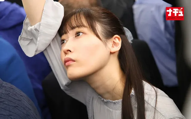 混み合う電車内で発見した… 乳首開発電車 細身Bカップ娘