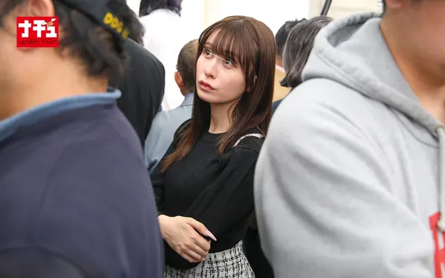 混み合う電車内で発見した… 乳首開発電車 ハーフAカップ娘