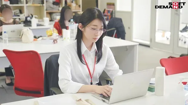 【@suisuisuim… 【特典版】秘書 守屋よしの 初AV出演