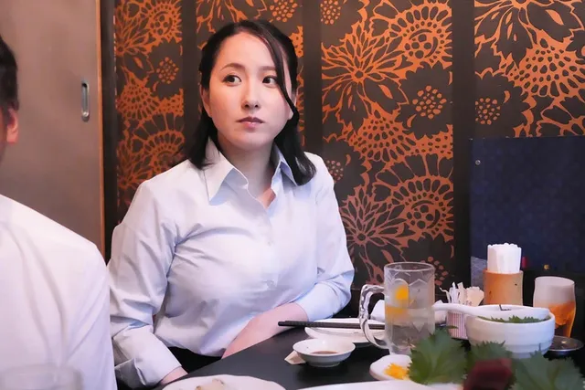 仕事が出来る憧れの女上司… 路上キスで火がついた人妻上司は浮気欲が止まらない