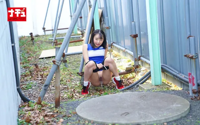 クラブ活動中に尿意を催し… 野ションを覗かれた男を捕まえクンニさせる運動部女子