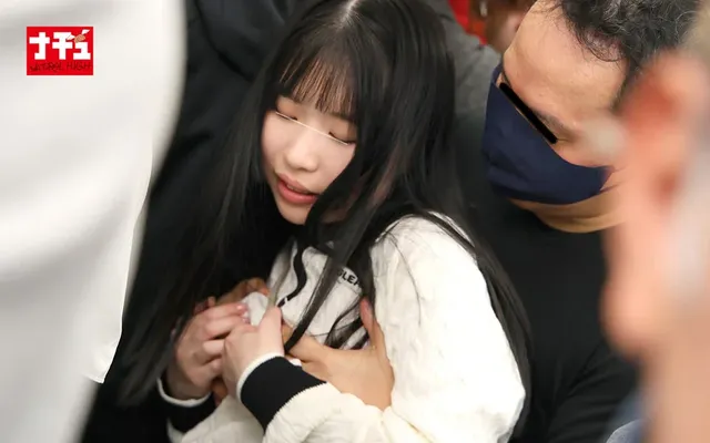 満員電車でペチャパイ乳首… 乳首開発電車 敏感お漏らし微乳女Ver.2