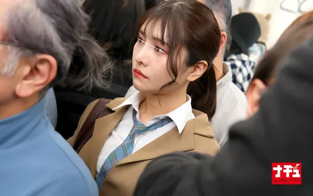 ターゲットは膝上25cm… ミニスカ生足羞恥9 ブレザー美脚J○