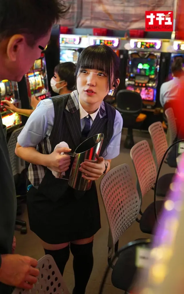 パチスロ店で遭遇したのは… 敏感（恥）巨乳羞恥2025 推定Fカップ／パチスロ店員